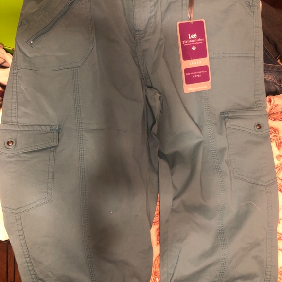 2 pair Of Women's Size 12  Capris (New With Tags) - Picture 6 of 9